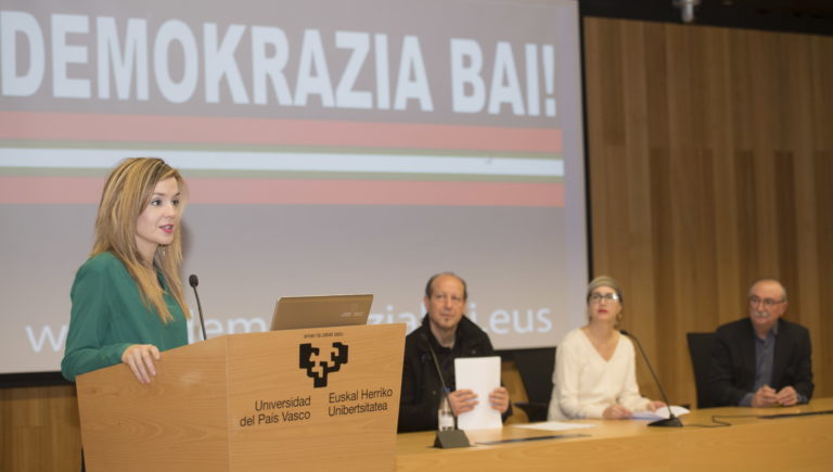 2018-12-18, Donostia. Demokrazia Bai-ren agerraldia. Estatus berri bati buruzko agiria, eta agiri hori sostengatzen duten sinadurak aurkeztuo dituzte. Han izan dira, besteak beste, Juan Jose Ibarretxe, Joseba Azkarraga, Iñigo Iruin, Rafa Diez, Nekane Alzelai.
18-12-2018, San Sebastián. Comparecencia de Demokrazia Bai, para presentar un manifiesto sobre el nuevo estatus y las firmas que lo sustentan. Comparecerán entre otros Juan Jose Ibarretxe, Joseba Azkarraga, Iñigo Iruin, Rafa Diez, Nekane Alzelai.