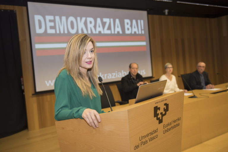 2018-12-18, Donostia. Demokrazia Bai-ren agerraldia. Estatus berri bati buruzko agiria, eta agiri hori sostengatzen duten sinadurak aurkeztuo dituzte. Han izan dira, besteak beste, Juan Jose Ibarretxe, Joseba Azkarraga, Iñigo Iruin, Rafa Diez, Nekane Alzelai.
18-12-2018, San Sebastián. Comparecencia de Demokrazia Bai, para presentar un manifiesto sobre el nuevo estatus y las firmas que lo sustentan. Comparecerán entre otros Juan Jose Ibarretxe, Joseba Azkarraga, Iñigo Iruin, Rafa Diez, Nekane Alzelai.