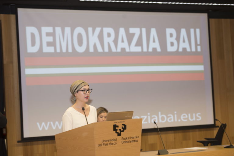 2018-12-18, Donostia. Demokrazia Bai-ren agerraldia. Estatus berri bati buruzko agiria, eta agiri hori sostengatzen duten sinadurak aurkeztuo dituzte. Han izan dira, besteak beste, Juan Jose Ibarretxe, Joseba Azkarraga, Iñigo Iruin, Rafa Diez, Nekane Alzelai.
18-12-2018, San Sebastián. Comparecencia de Demokrazia Bai, para presentar un manifiesto sobre el nuevo estatus y las firmas que lo sustentan. Comparecerán entre otros Juan Jose Ibarretxe, Joseba Azkarraga, Iñigo Iruin, Rafa Diez, Nekane Alzelai.