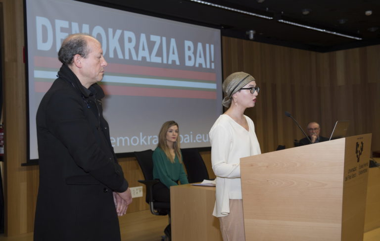 2018-12-18, Donostia. Demokrazia Bai-ren agerraldia. Estatus berri bati buruzko agiria, eta agiri hori sostengatzen duten sinadurak aurkeztuo dituzte. Han izan dira, besteak beste, Juan Jose Ibarretxe, Joseba Azkarraga, Iñigo Iruin, Rafa Diez, Nekane Alzelai.
18-12-2018, San Sebastián. Comparecencia de Demokrazia Bai, para presentar un manifiesto sobre el nuevo estatus y las firmas que lo sustentan. Comparecerán entre otros Juan Jose Ibarretxe, Joseba Azkarraga, Iñigo Iruin, Rafa Diez, Nekane Alzelai.