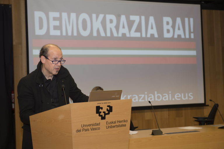 2018-12-18, Donostia. Demokrazia Bai-ren agerraldia. Estatus berri bati buruzko agiria, eta agiri hori sostengatzen duten sinadurak aurkeztuo dituzte. Han izan dira, besteak beste, Juan Jose Ibarretxe, Joseba Azkarraga, Iñigo Iruin, Rafa Diez, Nekane Alzelai.
18-12-2018, San Sebastián. Comparecencia de Demokrazia Bai, para presentar un manifiesto sobre el nuevo estatus y las firmas que lo sustentan. Comparecerán entre otros Juan Jose Ibarretxe, Joseba Azkarraga, Iñigo Iruin, Rafa Diez, Nekane Alzelai.