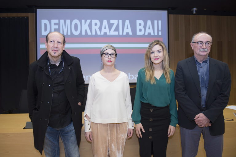 2018-12-18, Donostia. Demokrazia Bai-ren agerraldia. Estatus berri bati buruzko agiria, eta agiri hori sostengatzen duten sinadurak aurkeztuo dituzte. Han izan dira, besteak beste, Juan Jose Ibarretxe, Joseba Azkarraga, Iñigo Iruin, Rafa Diez, Nekane Alzelai.
18-12-2018, San Sebastián. Comparecencia de Demokrazia Bai, para presentar un manifiesto sobre el nuevo estatus y las firmas que lo sustentan. Comparecerán entre otros Juan Jose Ibarretxe, Joseba Azkarraga, Iñigo Iruin, Rafa Diez, Nekane Alzelai.