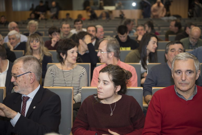 2018-12-18, Donostia. Demokrazia Bai-ren agerraldia. Estatus berri bati buruzko agiria, eta agiri hori sostengatzen duten sinadurak aurkeztuo dituzte. Han izan dira, besteak beste, Juan Jose Ibarretxe, Joseba Azkarraga, Iñigo Iruin, Rafa Diez, Nekane Alzelai.
18-12-2018, San Sebastián. Comparecencia de Demokrazia Bai, para presentar un manifiesto sobre el nuevo estatus y las firmas que lo sustentan. Comparecerán entre otros Juan Jose Ibarretxe, Joseba Azkarraga, Iñigo Iruin, Rafa Diez, Nekane Alzelai.