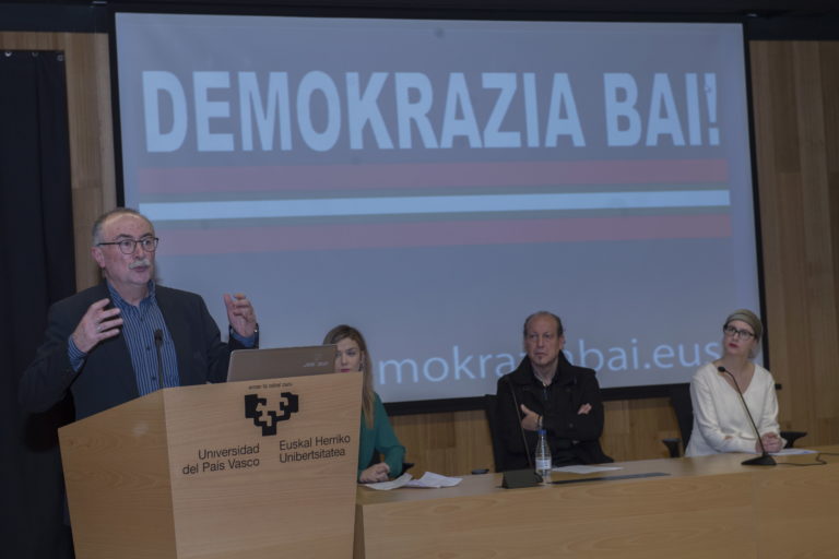 2018-12-18, Donostia. Demokrazia Bai-ren agerraldia. Estatus berri bati buruzko agiria, eta agiri hori sostengatzen duten sinadurak aurkeztuo dituzte. Han izan dira, besteak beste, Juan Jose Ibarretxe, Joseba Azkarraga, Iñigo Iruin, Rafa Diez, Nekane Alzelai.
18-12-2018, San Sebastián. Comparecencia de Demokrazia Bai, para presentar un manifiesto sobre el nuevo estatus y las firmas que lo sustentan. Comparecerán entre otros Juan Jose Ibarretxe, Joseba Azkarraga, Iñigo Iruin, Rafa Diez, Nekane Alzelai.